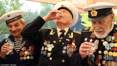 3 ex- combatentes uniformizados bebendo