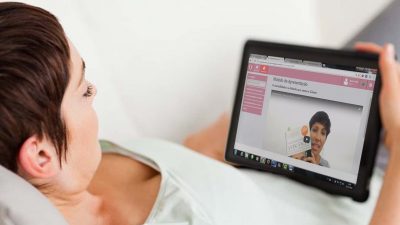 Mulher assistindo ao Programa Câncer com leveza pelo tablet