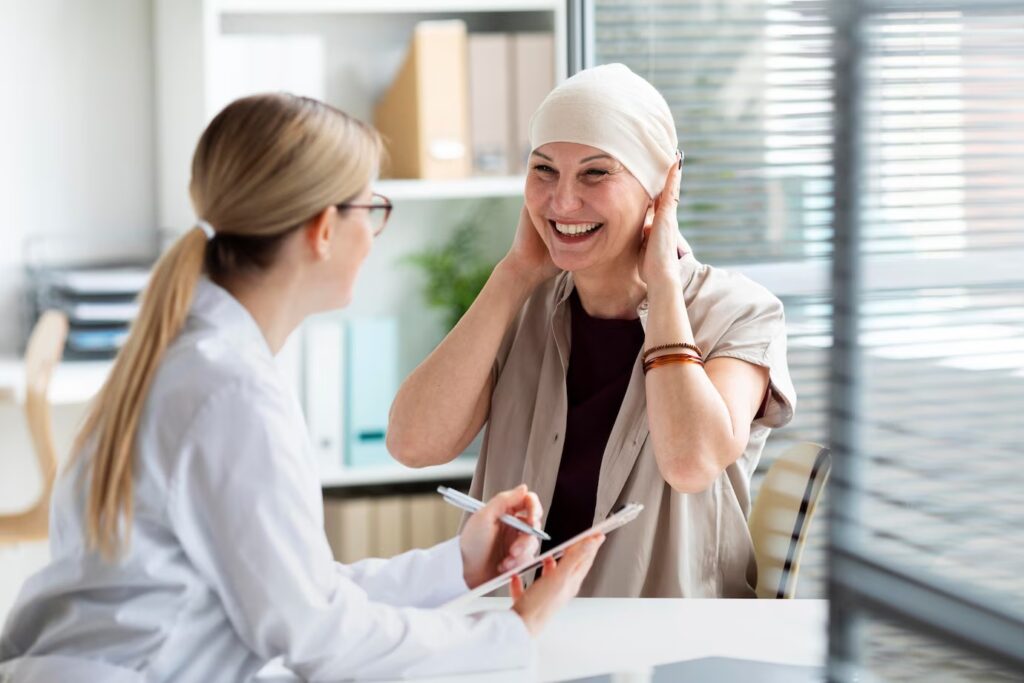 mulher-com-cancer-conversando-com-medica