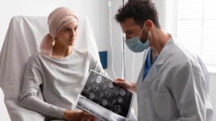 paciente de câncer e médico analisando diagnóstico