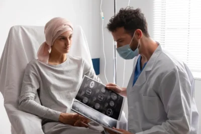 paciente de câncer e médico analisando diagnóstico