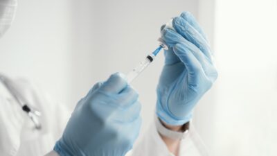 médico preparando dose de vacina