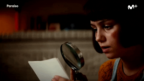menina com lupa investigando sinais de câncer