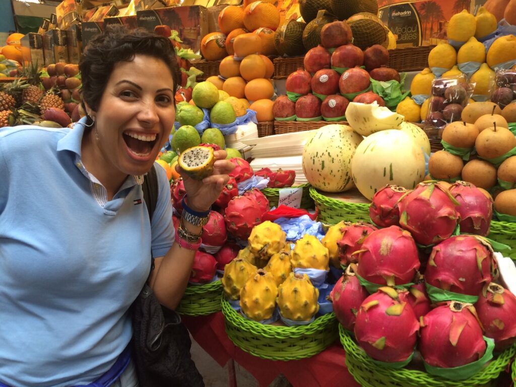 mulher pós diagnóstico de câncer comprando frutas para dieta saudável